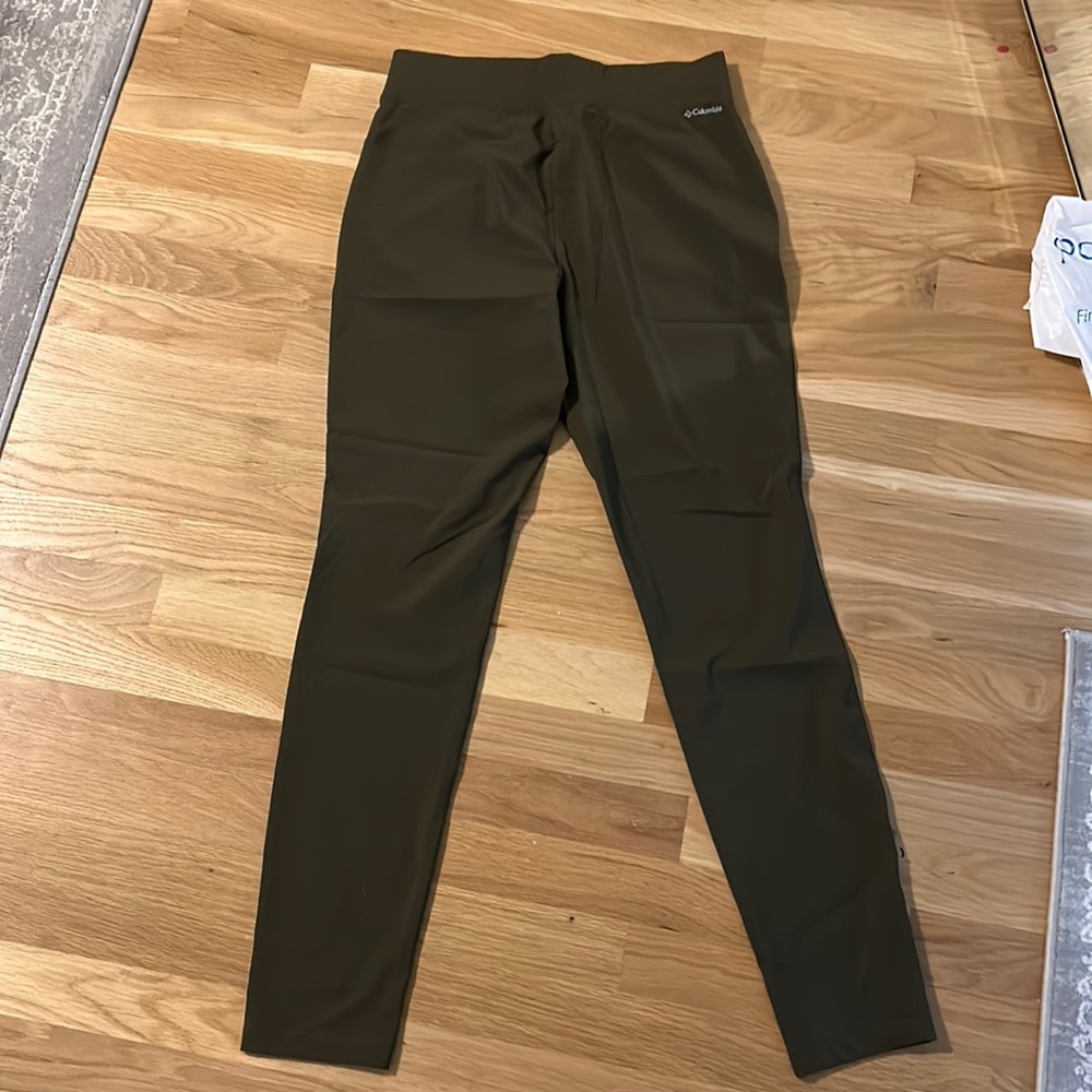 Cute, EUC Columbia hiking pants. Size Small. Fits like a 2/4. Deep olive green